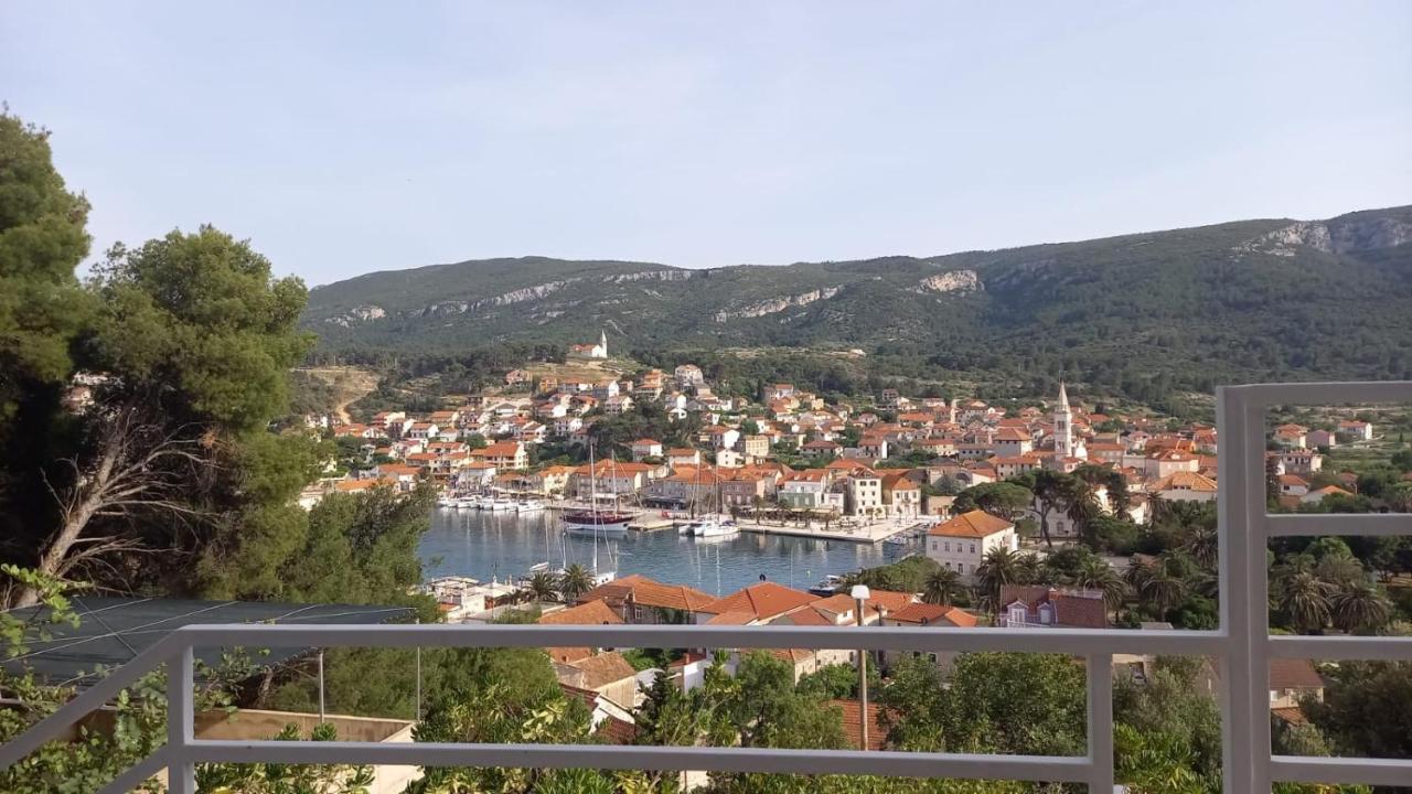 Marina Sa Parkingom * Jelsa (Hvar)