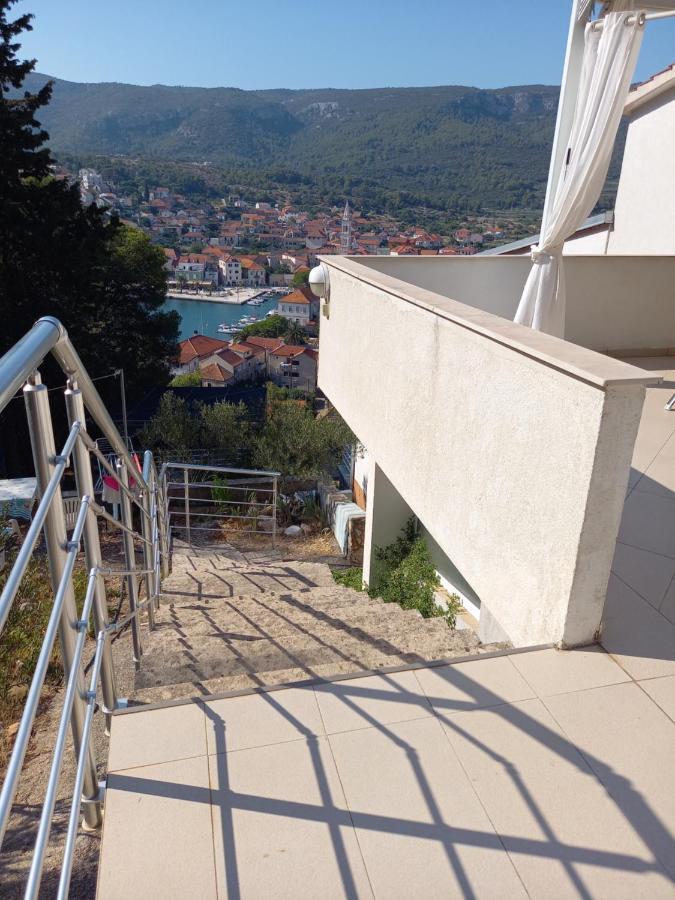 Marina Sa Parkingom * Jelsa (Hvar)
