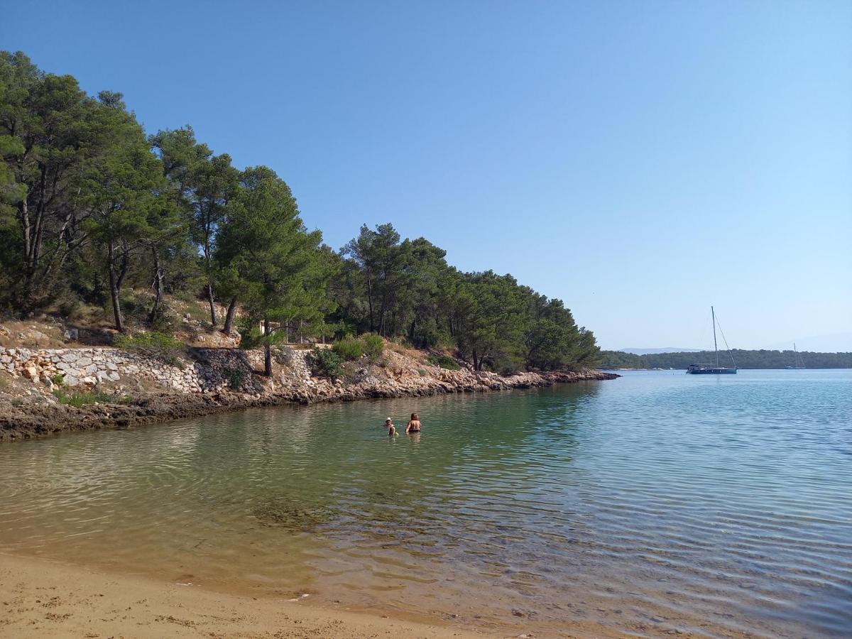 Marina Sa Parkingom * Jelsa (Hvar)